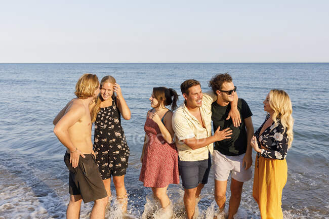 Amigos en la playa en verano - foto de stock
