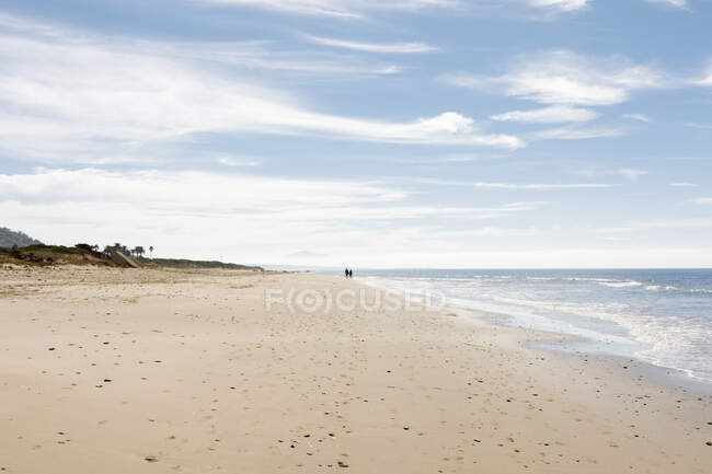 Scenic view of Beach under clouds — Stockfoto