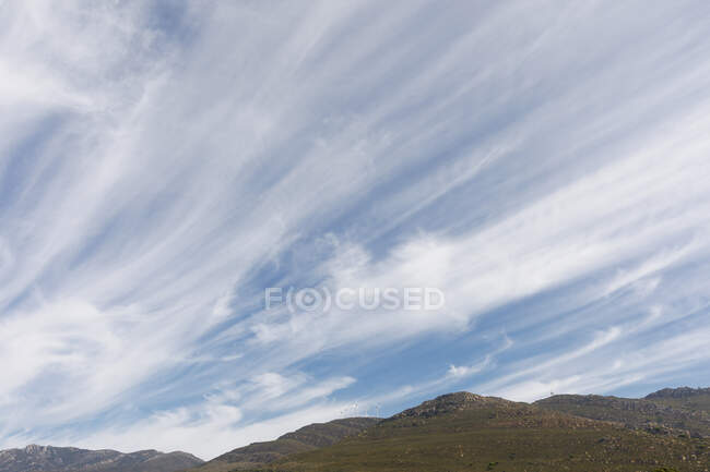 Vista panorâmica de Hill sob nuvens — Fotografia de Stock