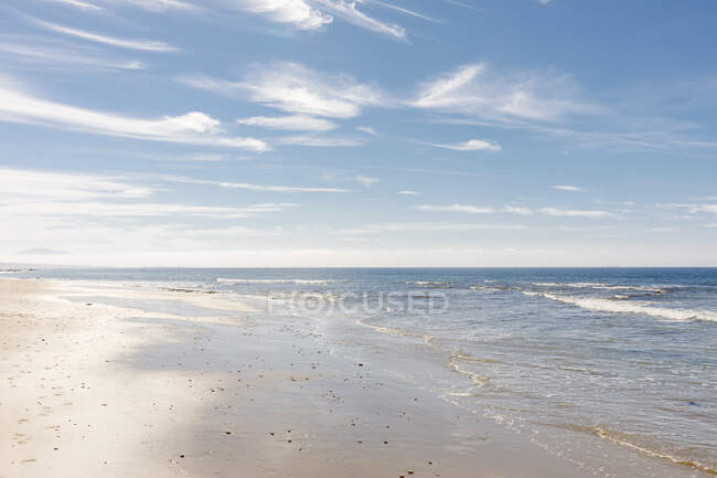 Vista panorámica de la playa bajo las nubes - foto de stock