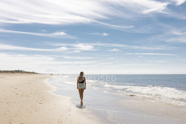 Jeune femme sur la plage — Photo de stock