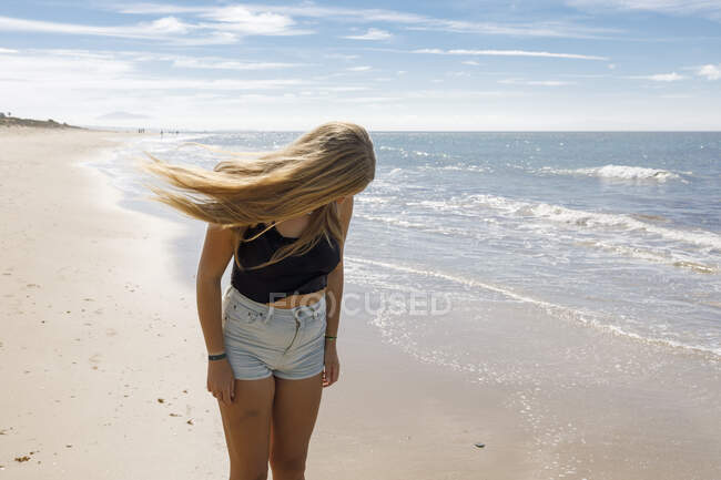 Young woman on beach — Stock Photo