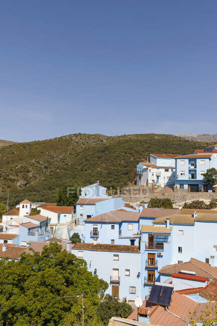 Blue houses by hill — Stockfoto