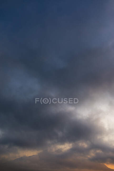 Живописный вид на облака на закате — стоковое фото