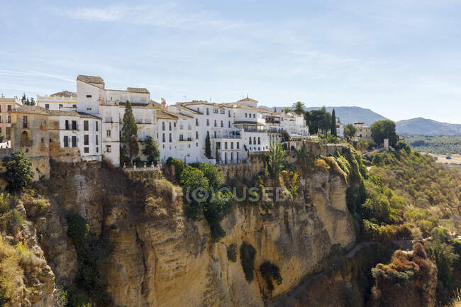Apartment buildings on cliff in Ronda, Spain — Photo de stock