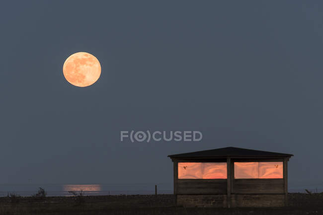Cabin under full moon - foto de stock