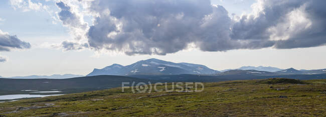 Vista panorámica de la montaña bajo las nubes - foto de stock