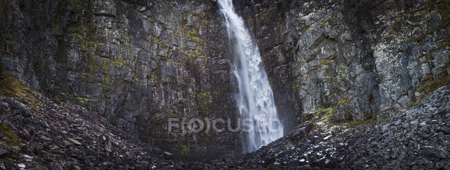 Живописный вид на скалу и водопад — стоковое фото