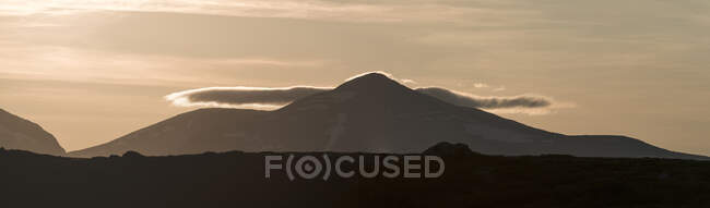 Сценічний вид гори на заході сонця. — стокове фото