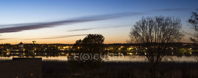 Stadt und Fluss bei Sonnenuntergang — Stockfoto