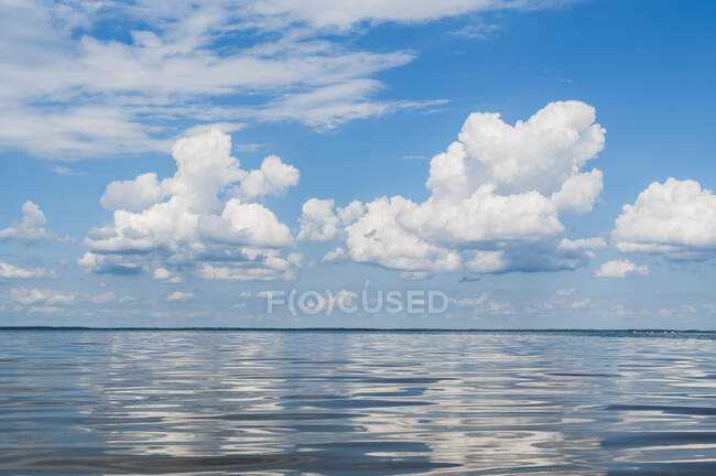 Vista panorámica del lago bajo las nubes - foto de stock