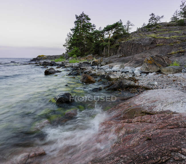 Scenic view of Rocks at coastline — Stockfoto