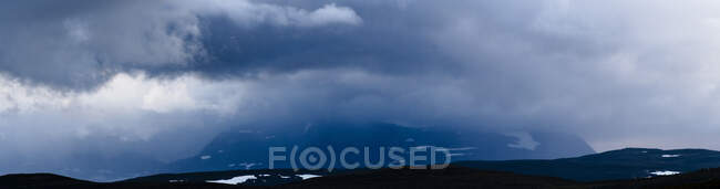 Vista panorâmica de Nuvens sobre a montanha — Fotografia de Stock