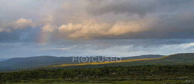Nuvole e collina al tramonto — Foto stock