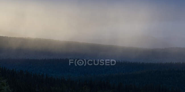 Nuvole e collina al tramonto — Foto stock