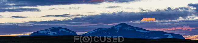 Scenic view of Mountains at sunset — Fotografia de Stock