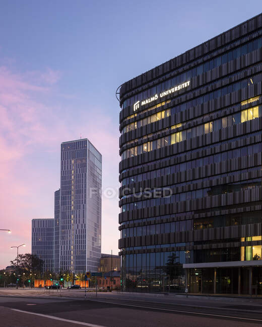 Edificio per uffici al tramonto a Malmo, Svezia — Foto stock