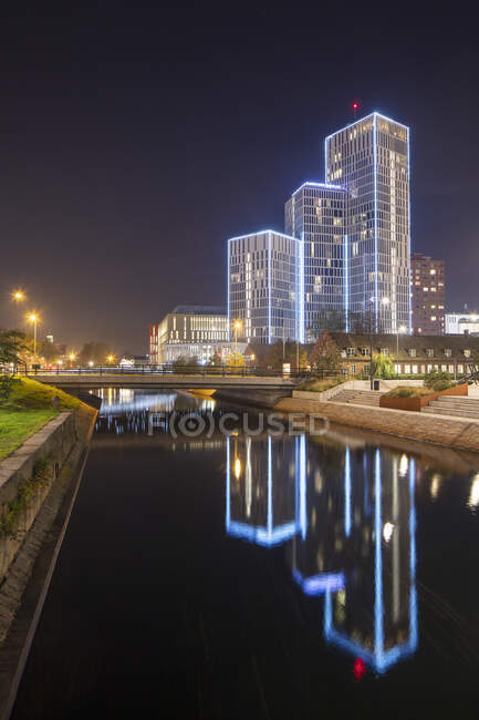 Office buildings by river at night in Malmo, Sweden — Foto stock