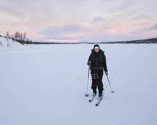 Лыжные гонки на озере Гровельсьон в природном заповеднике Роген, Швеция — стоковое фото