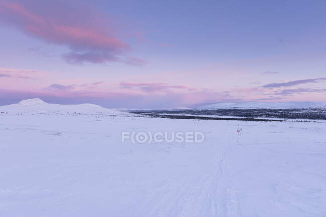 Verschneite Landschaft bei Sonnenuntergang im Rogen Nature Reserve, Schweden — Stockfoto
