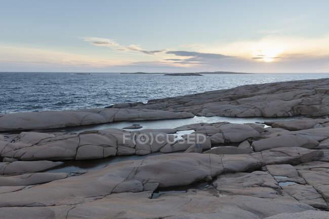 Rochers par la mer dans le parc national de Kosterhavet, Suède — Photo de stock