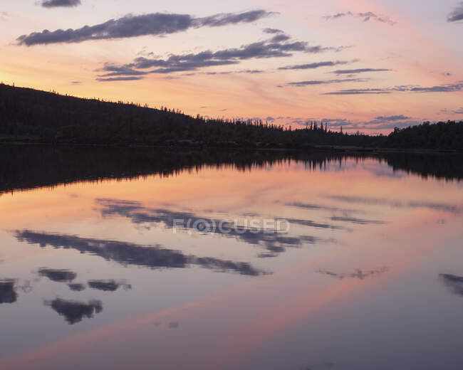 Озеро Древшон на закате в Даларне, Швеция — стоковое фото