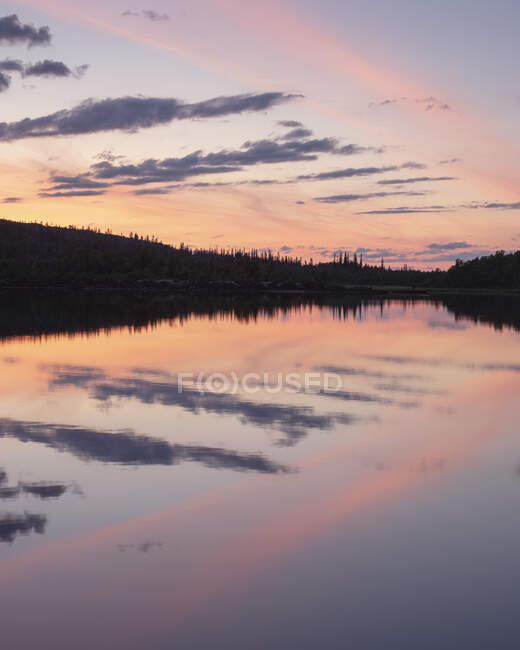 Lac Drevsjon au coucher du soleil à Dalarna, Suède — Photo de stock