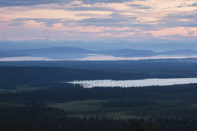 Sonnenuntergang über dem Muddus Nationalpark in Lappland, Schweden — Stockfoto