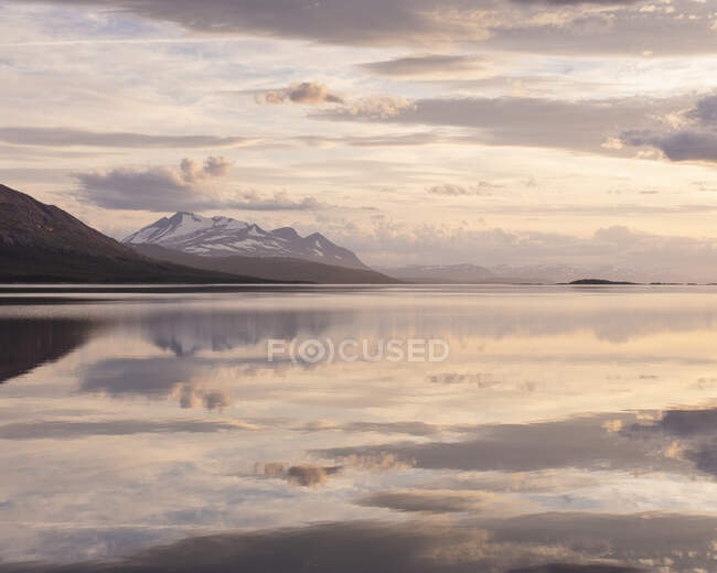 Гора и озеро на закате — стоковое фото