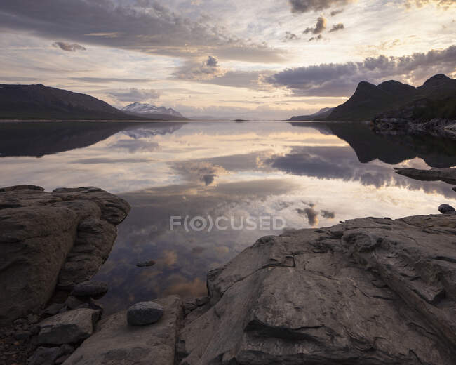 Montanha e lago ao pôr do sol — Fotografia de Stock