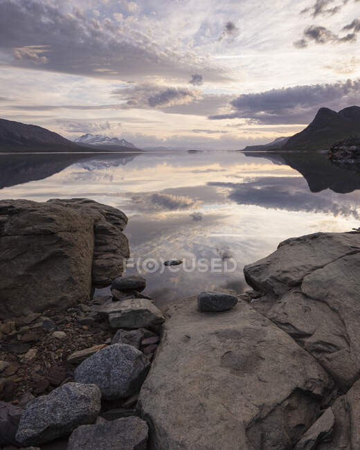 Montagna e lago al tramonto — Foto stock