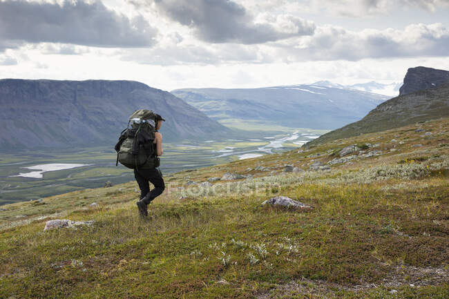 Jeune femme randonnée dans la vallée de Rapa dans le parc national de Sarek, Suède — Photo de stock
