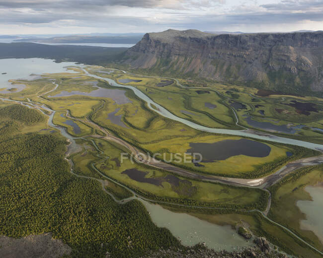 Lago em Rapa Valley, Suécia — Fotografia de Stock