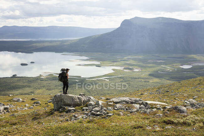 Young woman hiking in Rapa Valley in Sarek National Park, Sweden — Stock Photo