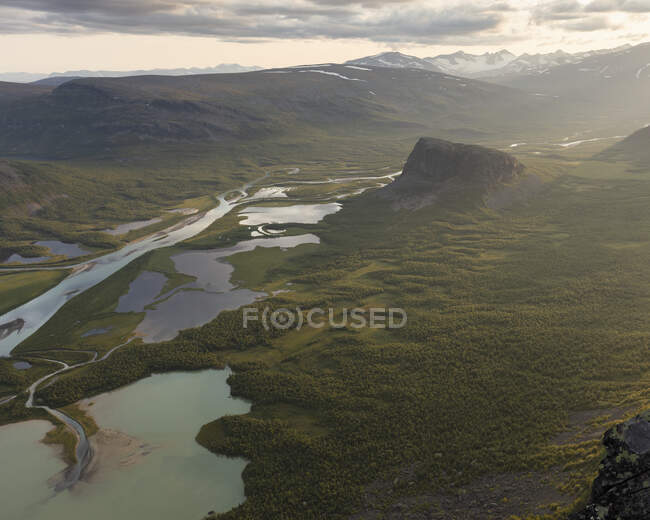 Vista aérea del río y las montañas en el valle de Rapa, Suecia - foto de stock