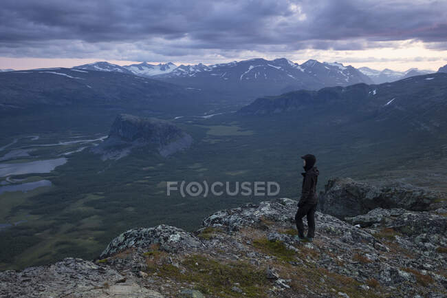 Young woman hiking in Rapa Valley, Sweden — Stockfoto