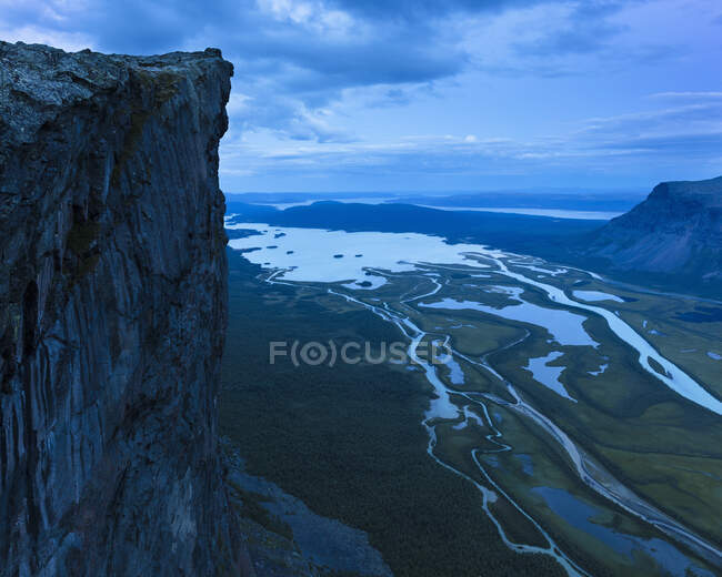 Montanha e rio em Rapa Valley no Parque Nacional de Sarek, Suécia — Fotografia de Stock