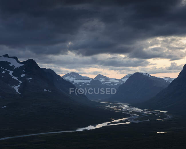 Mountains under clouds at sunset in Rapa Valley, Sweden — Stock Photo