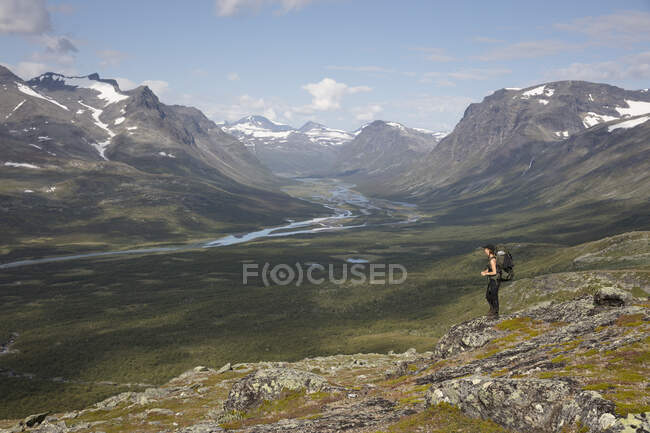 Молода жінка подорожує в долині Рапа (Швеція). — стокове фото