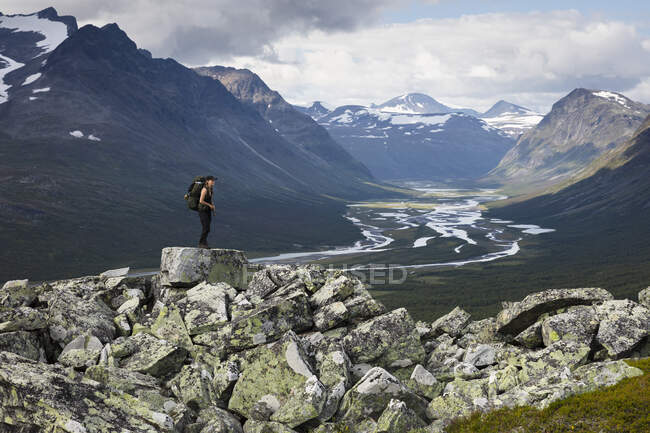 Молода жінка подорожує в долині Рапа (Швеція). — стокове фото