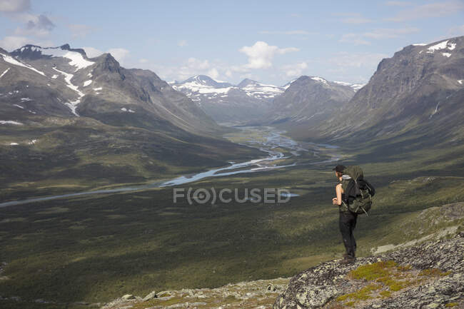 Junge Frau wandert im Rapa-Tal in Schweden — Stockfoto