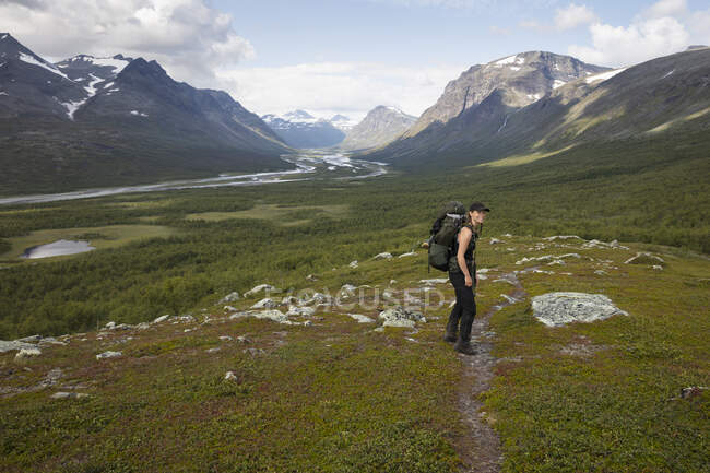 Giovane donna escursioni a Rapa Valley in Svezia — Foto stock