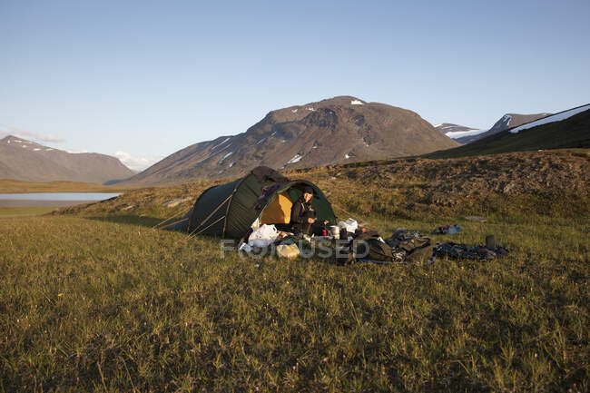 Jovem acampar na montanha — Fotografia de Stock