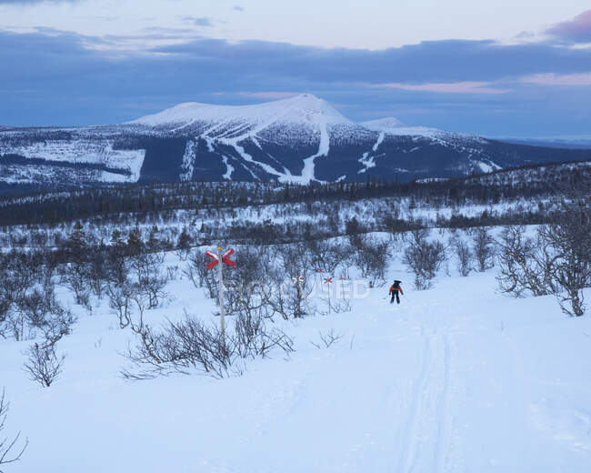 Sciatore in montagna al tramonto — Foto stock