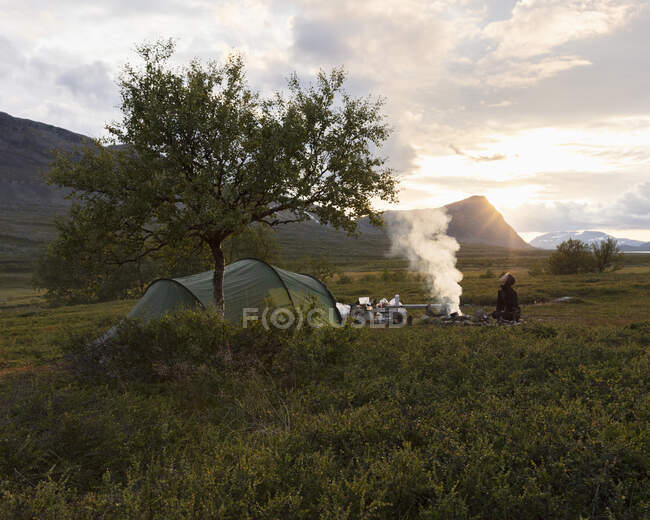 Mujer joven acampando mi montaña Rasek en Suecia - foto de stock