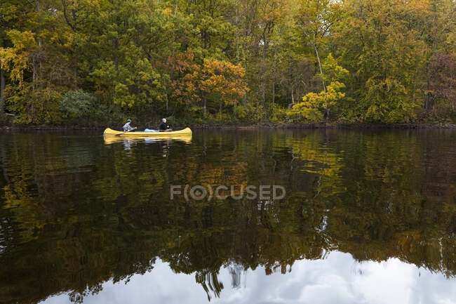 Men kayaking on river — Stockfoto