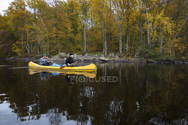 Men kayaking on river — Stock Photo