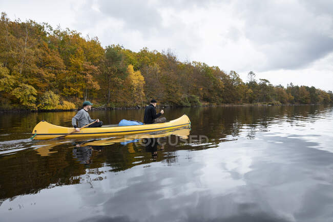 Men kayaking on river - foto de stock
