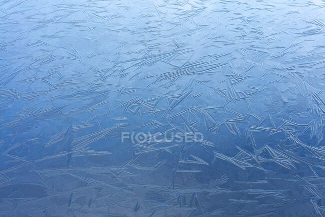Scenic view of Frozen lake - foto de stock
