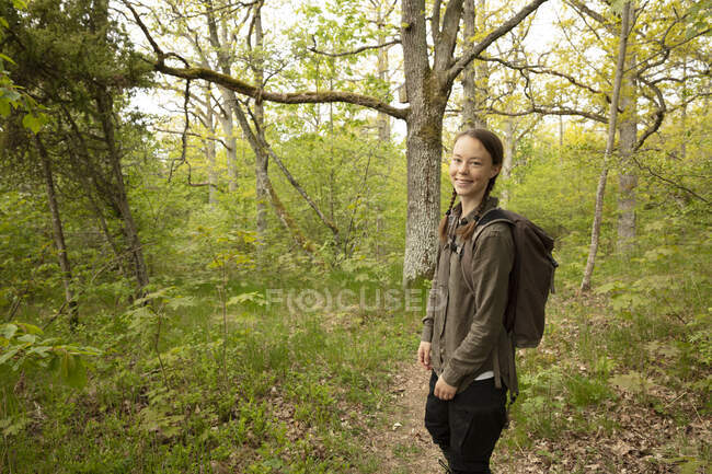 Junge Frau wandert im Wald — Stockfoto